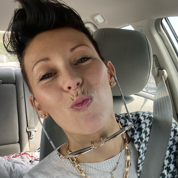 Meet your Posher, Angela - Picture 2 of 4